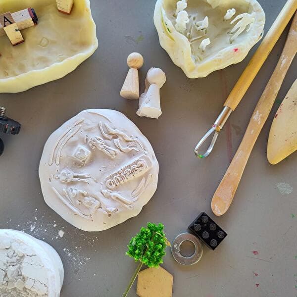 Objets trouvés en plâtre